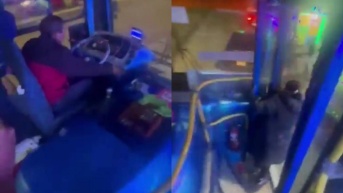 Capturas de pantalla de un video captado del bus dirigiéndose al Hospital Padre Carollo, porque uno de sus pasajeros fue apuñalado. (Redes sociales)
