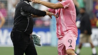 Luis Suárez discute con un miembro del cuerpo técnico del Seattle Sounders, tras perder la final de la Leagues Cup (AFP)