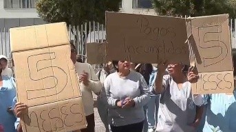 Imagen de una trabajadora de una maternidad de Quito que no ha sido pagada. (Televistazo)