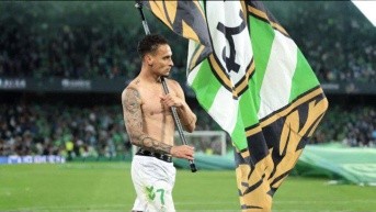 Antony con una bandera de la afición del Betis (Redes)