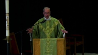 El Padre Dennis Zehren da su primera misa tras el tiroteo en Minneapolis (Foto web)