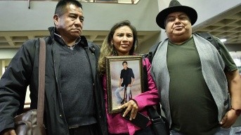 El exjesuita Pedro Lima, Erika Montaño y el representante de la comunidad de sobrevivientes de Bolivia, Wilder Flores, asisten a una audiencia este martes, en Cochabamba (Bolivia). (EFE)