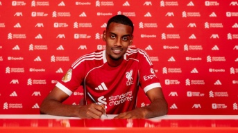 El sueco Alexander Isak en su firma de contrato con el Liverpool (Internet)
