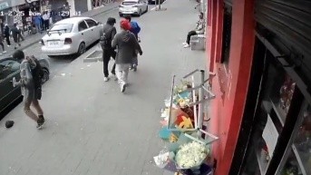 Momento en el que la víctima fue abordada por los individuos. (Captura de pantalla)