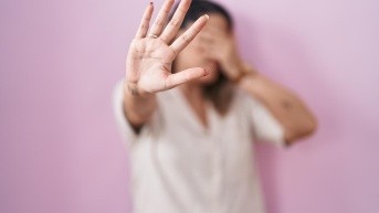 Imagen referencial  de una mujer víctima de violencia. (Freepik)