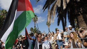 Un grupo de activistas propalestinos muestran su apoyo a la Flotilla Global Sumud, en Barcelona, España (Foto de EFE)
