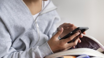 Imagen referencial del uso de celular en clases. (Freepik)