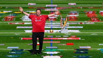 Florian Thürler junto la colección de sus camisetas (Redes)