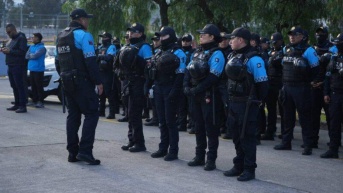 Funcionarios municipales participaron en el desalojo. (Municipio de Quito)