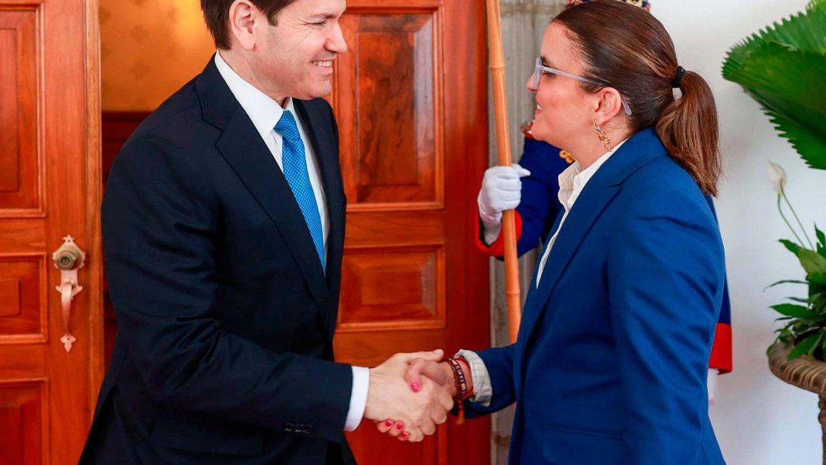 Marco Rubio , secretario de Estado de EE. UU., saluda con la vicepresidenta María José Pinto. (Cortesía de la Vicepresidencia de la República)
