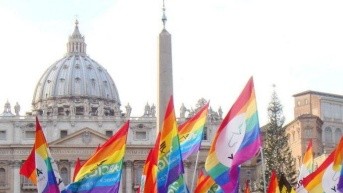 Banderas de la comunidad LGBTIQ+ frente a la Basílica de San Pedro. (Foto: Internet.)
