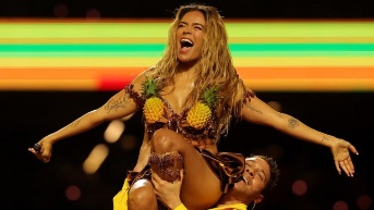 Karol G en su show de medio tiempo de la NFL. (Foto: Internet.)