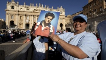 Los peregrinos se reúnen en la Plaza de San Pedro para la canonización de Carlo Acutis y Piergiorgio Frassati, en el Vaticano, el 7 de septiembre de 2025. (Foto: EFE)