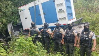 Momento de la recuperación de una grúa robada. (Policía Nacional)