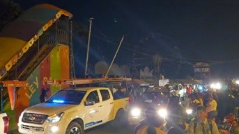 Personal policial, bomberos y técnicos de la Corporación Nacional de Electricidad (CNEL) acudieron a la zona para atender la emergencia y realizar las pericias. (Cortesía.)
