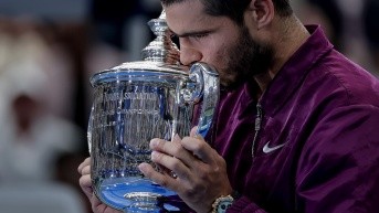 Carlos Alcaraz besa el trofeo que le acredita como campeón del Abierto de Estados Unidos tras derrortar en la final al italiano Jannik Sinner por 6-2, 3-6, 6-1, 6-4. (EFE)