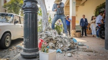 Imagen de la destrucción de un altar de la Santa Muerte en la calle Julián Coronel, centro de Guayaquil. (Segura EP)