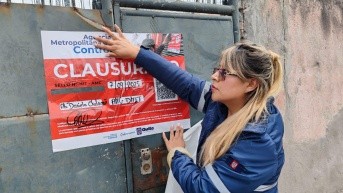 Autoridades colocan el sello de clausura en la clínica clandestina. (AMC)