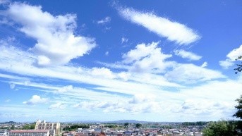 Cielo azul poco nuboso (Foto de  Seiya Maeda [Unsplash])