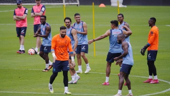 Los jugadores de Ecuador durante un entrenamiento en el estadio Monumental, en Guayaquil, antes del duelo contra Argentina. (API)