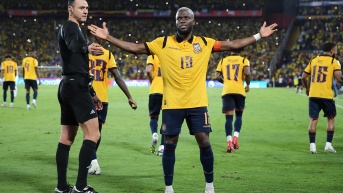 Enner Valencia de Ecuador celebra un gol este martes, en un partido por las eliminatorias a la Copa Mundial 2026 entre Ecuador y Argentina en el Estadio Monumental Banco Pichincha en Guayaquil (Ecuador). (EFE)