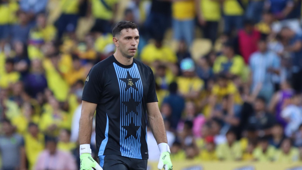 Dibu Martínez criticó a Wilmar Roldán por su actuación. (API)