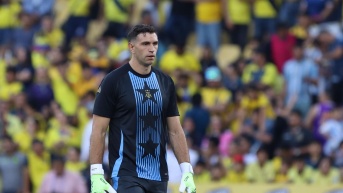 Dibu Martínez criticó a Wilmar Roldán por su actuación. (API)