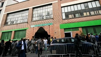 Nueve cabezas de cerdo aparecieron en los exteriores de mezquitas. (BERTRAND GUAY / AFP)