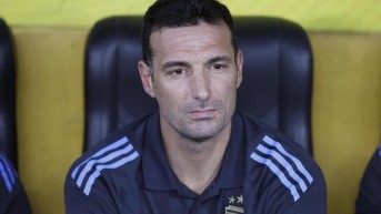 El seleccionador de Argentina, Lionel Scaloni, reacciona este martes, en un partido por las Eliminatorias contra Ecuador (EFE)