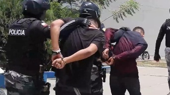 Imagen de los cinco capturados en Montecristi, Manabí. (Televistazo)