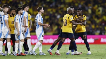 Moisés Caicedo salió expulsado en el Ecuador vs. Argentina por las Eliminatorias Sudamericanas. (EFE)