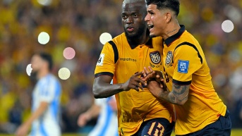 Enner Valencia anotó el gol de la victoria de Ecuador ante Argentina. Lo felicita Piero Hincapié. (AFP)