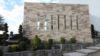 Imagen de una mansión ubicada en Cumbayá, Quito, perteneciente a la estructura de Comandos de la Frontera. (Fiscalía General)