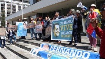 Plantón de familiares y amigos de Fernando Villavicencio, en el Complejo Judicial Norte. (Foto: API)
