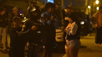 La Policía Nacional y el Ejército vigilan el hostal donde se produjo un ataque en Manta, que dejó cuatro fallecidos, el 10 de septiembre de 2025 (API)