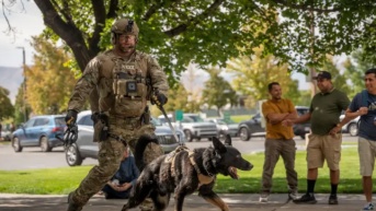 Agentes fuertemente armados de la policía están liderando la intensa búsqueda del sospechoso. (EPA)
