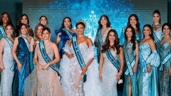 Imagen de la presentación de las candidatas a la Reina de Guayaquil 2025, junto a la actual Reina de Guayaquil, con la virreina y la Estrella de Octubre. (Municipio de Guayaquil)