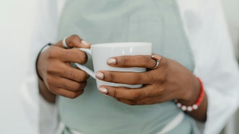 Tomar taza de café (Internet)