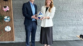 Michelle Ramalho (d) se reunió con Mattias Grafstrom (izq) para hablar sobre el Mundial de Clubes en Brasil 2029.