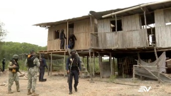 Veinte militares desembarcaron en una camaronera abandonada, un sitio que no tiene señal de telefonía celular y cuyo único acceso es por vía fluvial. (Captura de video - Televistazo)