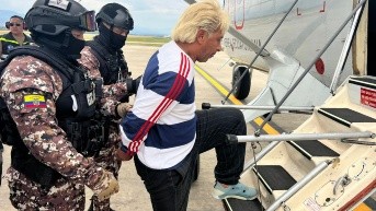 23 de abril del 2024. Momento en el que Colón Pico es trasladado hacia la cárcel La Roca, en Guayaquil. (Bloque de Defensa)