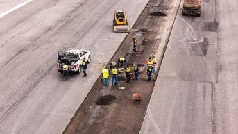 Los obreros trabajando en la pista del aeropuerto imternacional de Quito. (Cortesía de Quiport)
