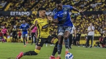 Jugadores de ambos clubes disputando el balón. (ARCHIVO)