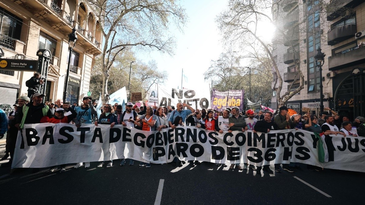 Trabajadores del Hospital Garrahan se manifiestan este viernes, en rechazo al veto del presidente de Argentina, Javier Milei, a una ley que declara la emergencia en salud pediátrica, en Buenos Aires (Argentina). (EFE)