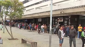 Largas filas para ser atendidos en el Registro Civil en Quito. (Foto: Televistazo)