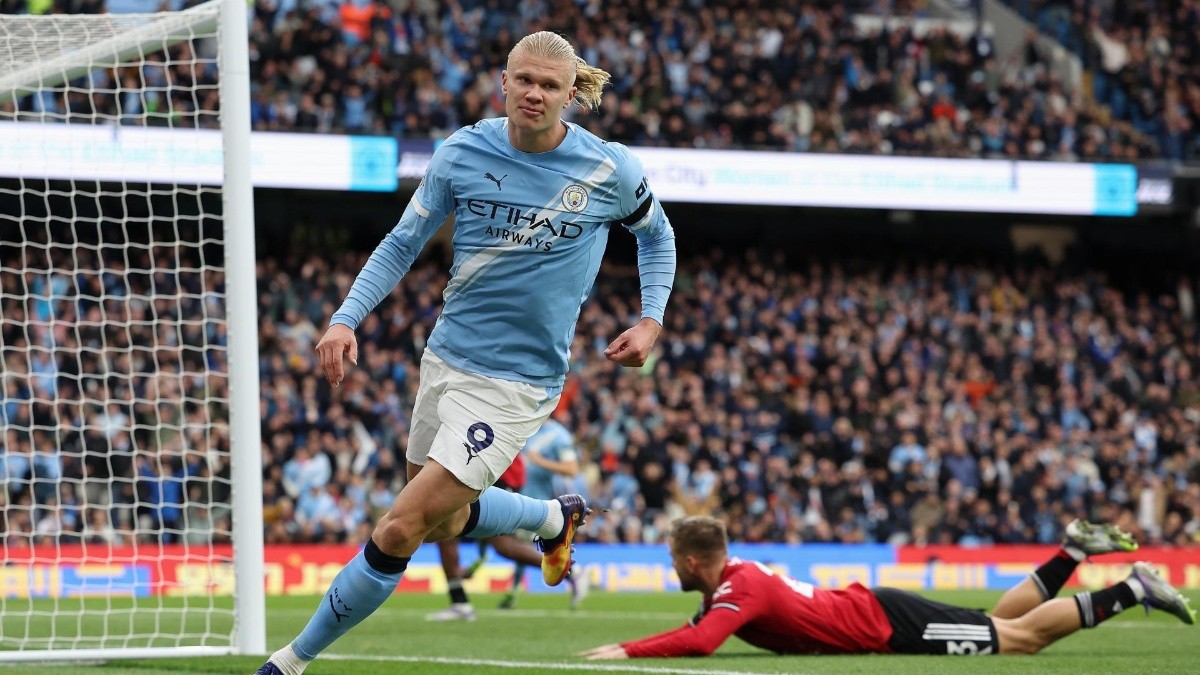 Erling Haaland anotó dos goles en la victoria del Manchester City al United. (EFE)