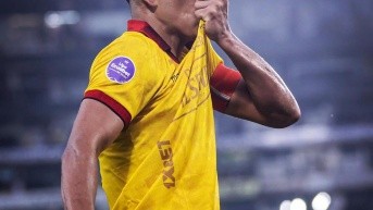 El defensa y capitán de Barcelona SC, Xavier Arreaga, se besa el escudo (Foto: Internet)