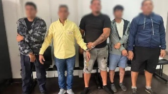 Imagen de los cinco detenidos por el secuestro de un vendedor ambulante en el suroeste de Guayaquil. (Fiscalía General del Estado)