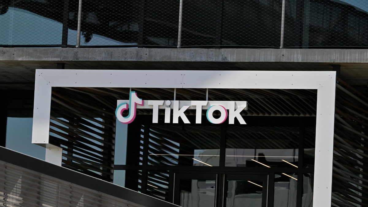 Archivo del el logo de TikTok en las afueras sus oficinas en Los Ángeles (Foto de AFP)