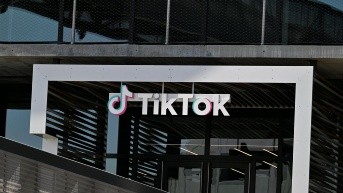 Archivo del el logo de TikTok en las afueras sus oficinas en Los Ángeles (Foto de AFP)